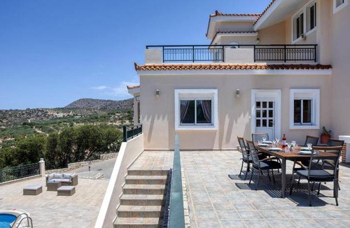 Skotino Villa | 400 m² Villa ∙ 4 bedrooms ∙ 8 guests