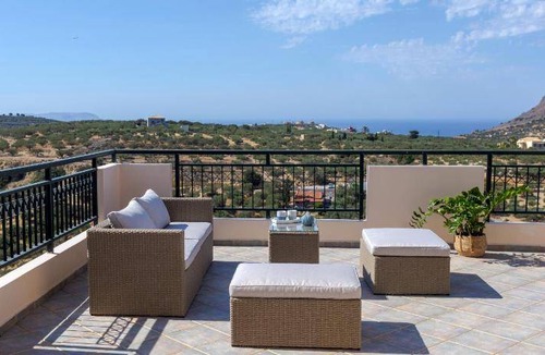 Skotino Villa | 400 m² Villa ∙ 4 bedrooms ∙ 8 guests