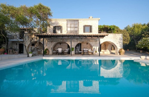 Sivota Villa | 400 m² Villa ∙ 7 bedrooms ∙ 14 guests