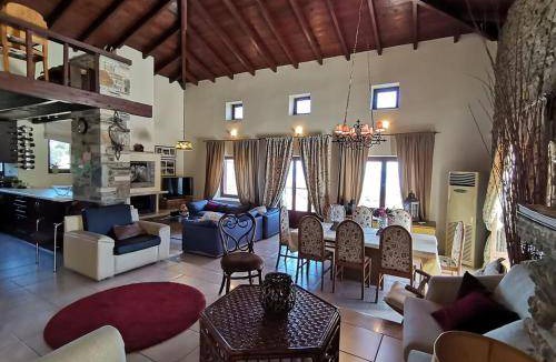Salamis Villa | 416 m² Villa ∙ 6 bedrooms ∙ 17 guests