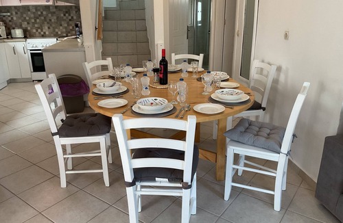 Plaka Villa | 5 mins to beach and amenities.
