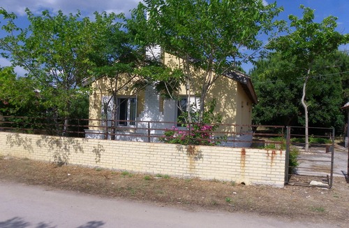 Iria Villa | 5m from the sea, family friendly, large garden with trees.