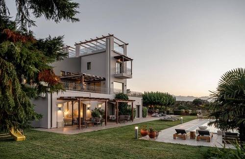 Tria Monastiria Villa | 600 m² Villa ∙ 9 bedrooms ∙ 22 guests