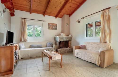 Kryoneri House | 65 m² Finca ∙ 2 bedrooms ∙ 5 guests
