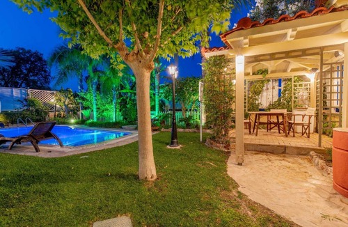 Petaloudes Apartment | 670 m² Apartment ∙ 5 bedrooms ∙ 10 guests