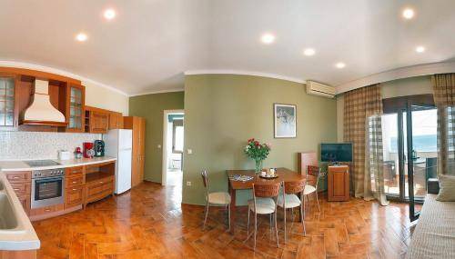 Plomari Apartment | 75 m² Apartment ∙ 2 bedrooms ∙ 8 guests