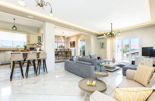 Houdetsi Villa | 90m2 Pool, Pool, basket, playground, soccer, volley and more!