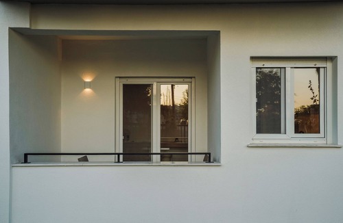 Nea Khili Apartment | Aetherion Urban Elegance – Where Minimal Design Meets Coastal Calm