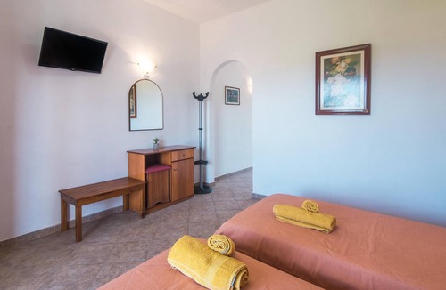 Ag. Georgios Apartment | Aleka Apartment 4 with Sea View, Terrace, Balcony & Wi-Fi