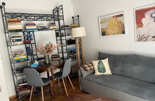 Goudi Apartment | Alex’s home next to Laiko