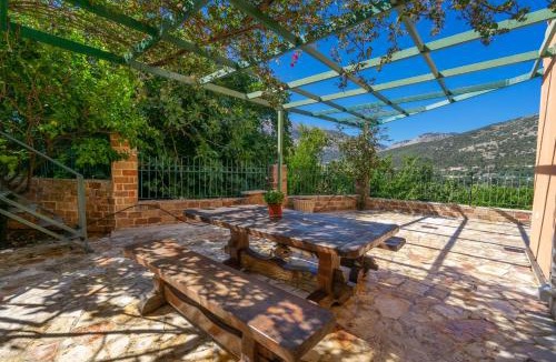 Logarata House | Anna's Apartment near Agia Efimia & Myrtos beach