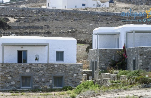 Antiparos Villa | Antiparos Homes. A premium 160 sq m villa with 2 ensuite bedrooms and beach view