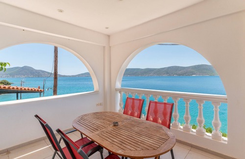 Salamis Apartment | Apartment 'Ifestos' with Sea View, Wi-Fi and Air Conditioning