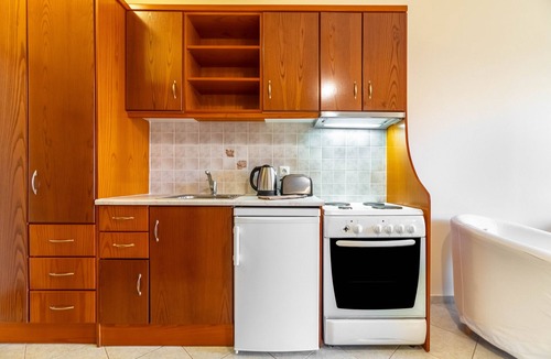Agios Stefanos Avliotes Apartment | Apartment In A Hotel 'Kosmos Studio 1' with Shared Terrace, Wi-Fi and Air Conditioning