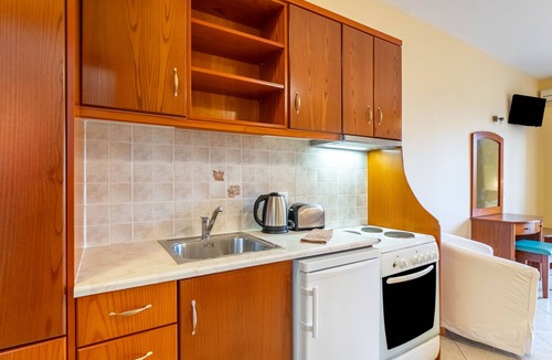 Agios Stefanos Avliotes Apartment | Apartment In A Hotel 'Kosmos Studio 1' with Shared Terrace, Wi-Fi and Air Conditioning