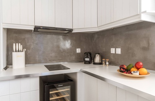 Kato Fellos Apartment | Apartment In A Hotel "Ow Andros Luxury Suites 3" with Mountain View, Private Terrace & Wi-Fi