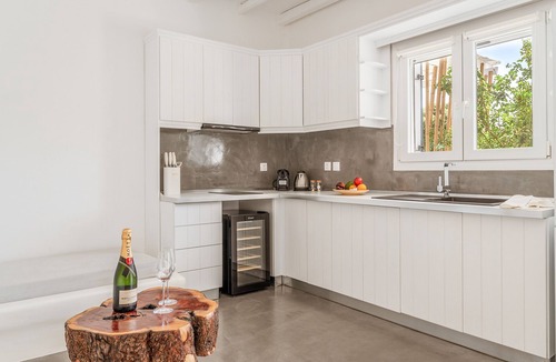 Kato Fellos Apartment | Apartment In A Hotel "Ow Andros Luxury Suites 3" with Mountain View, Private Terrace & Wi-Fi