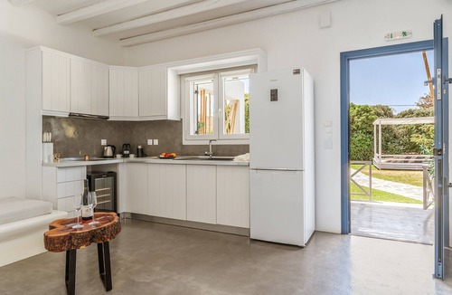 Kato Fellos Apartment | Apartment In A Hotel "Ow Andros Luxury Suites 2" with Mountain View, Private Terrace & Wi-Fi