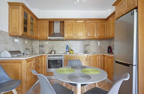 Kaminarata Apartment | Apartment 'Paradiso Verde 101' with Mountain View, Wi-Fi and Air Conditioning