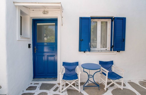 Paros Apartment | Apartment 'Studio 4' with Shared Garden, Wi-Fi and Air Conditioning