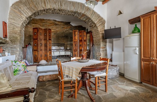 Andros Town Apartment | Apartment 'Traditional Olive Guesthouse' with Sea View and Wi-Fi