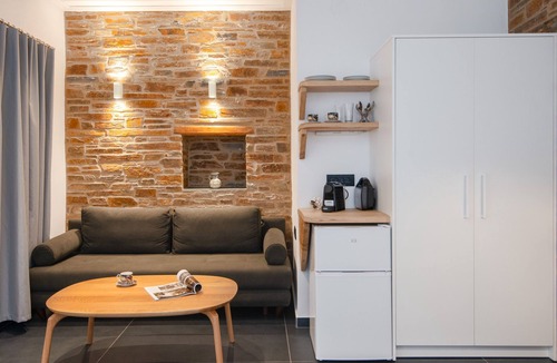 Platis Gialos Apartment | Apartment 'White and Black Suites Triple' with Sea View, Wi-Fi and Air Conditioning