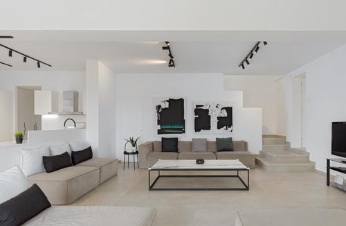 Saronida Villa | Athenian Black Villa