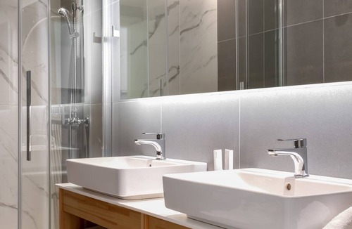Kallithea Apartment | Athens Hill - Garden Apartment with Hot Tub