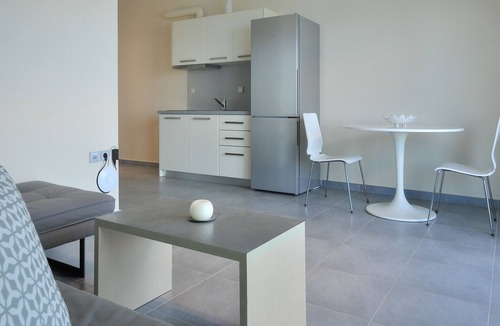 Skala Sotiros Apartment | Balconies on Sea - The White Apartment