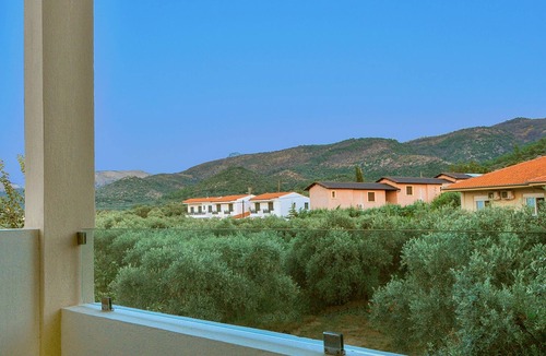 Skala Sotiros Apartment | Balconies on Sea - The White Apartment