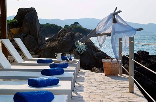 Amoudi Apartment | Beach Apartment Antonia with Sea View & Outdoor Jetted Tub