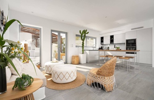 Maragas Villa | Beach House on Plaka Beach, Pool/Jacuzzi
