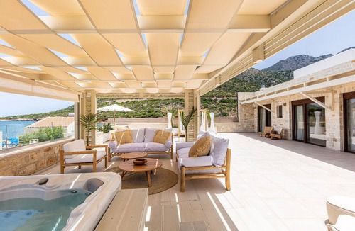 Bali Villa | Beachfront villa with daily cleaning, sauna & gym by etouri