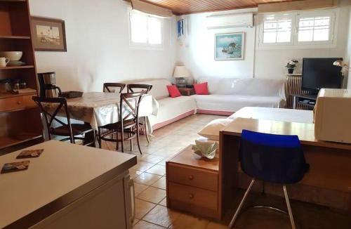 Glyfada Apartment | Beautiful Studio at Glyfada