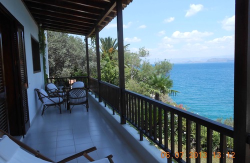 Kefalari Villa | Beautiful Villa by the sea literally steps away from the beach!