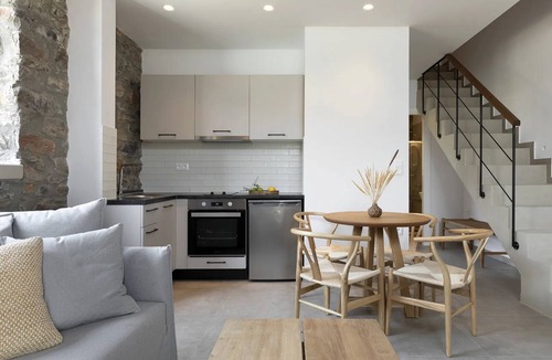 Pella Region House | BH1004 - C - Suite Magnisia