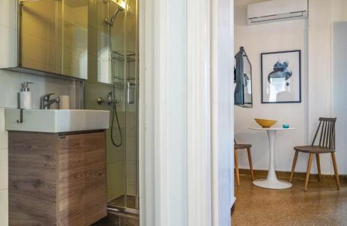Vouliagmeni Apartment | Breeze One Bedroom Apartment by BluPine