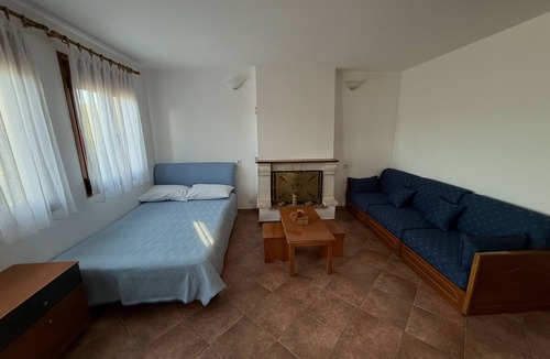 Dodoni Apartment | Brilliant 1-bedroom apartment in Manteio and a living room with fireplace