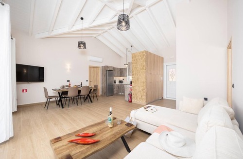 Lakithra Villa | Casa di Pietra - Two Bedroom Villa, Sleeps 4