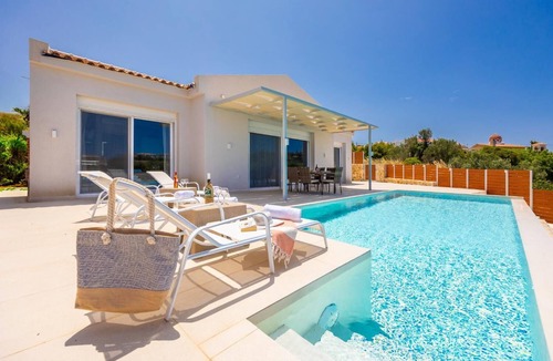 Lakithra Villa | Casa di Pietra - Two Bedroom Villa, Sleeps 4