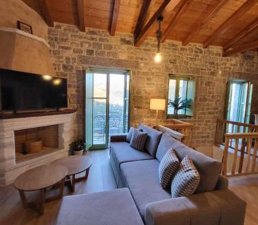 Karavostasi House | Casa Nostra Maisonette