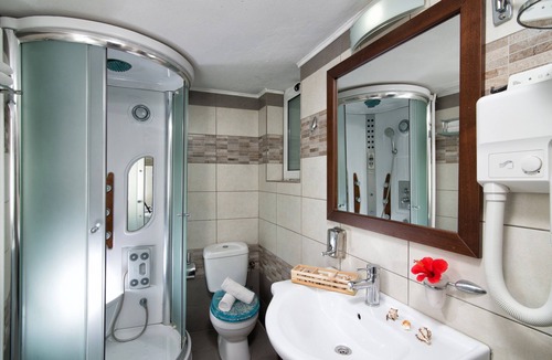 Limenas Chersonisou Apartment | Central Apt with Hydromasage Shower