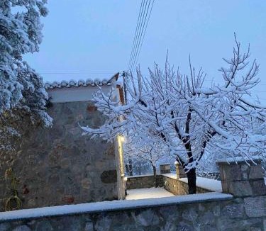 Ermionida House | Cheerful 3 bedroom cottage with indoor fireplace