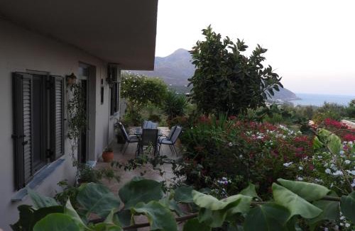 Gramvousa House | Chrissi's house with garden and sea view Zerviana