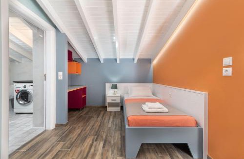 Petaloudes Apartment | Colorful House (Attic)