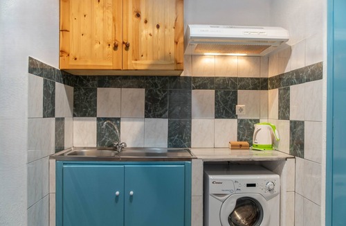 Paros Apartment | Comfort Double Room Semi Basement 23 meters Parikia near Livadia Beach.