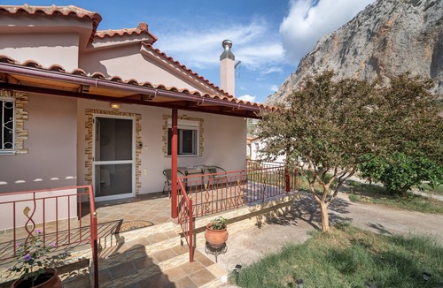Kryoneri Villa | Country House 'Emis House Krioneri' with Mountain View, Wi-Fi and Air Conditioning