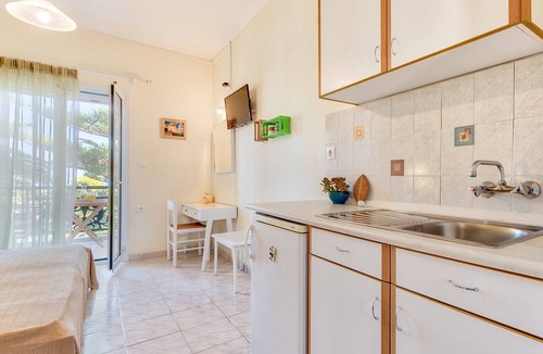 Amoudi House | Cozy apartments For 2 Persons At Family Hotel