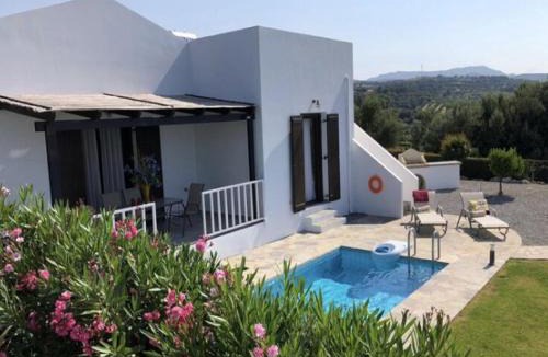 Kirianna Villa | Cozy Villa with Pool and Parasol in Kirianna