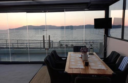 Lavrio Apartment | deep blue